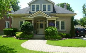 Cottage On Caledonia Bed & Breakfast